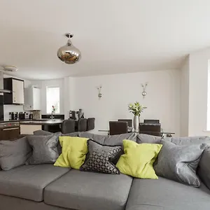 Seaside Serenity: Contemporary With Access Bournemouth